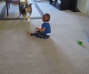VIRAL - SUNT ADORABILI! Priveste cat de frumos se joaca acest bebelus cu cainele familiei - VIDEO VIRAL