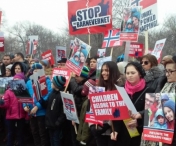Timisorenii au iesit din nou in strada! Sute de persoane protesteaza in semn de solidaritate cu sotii Bodnariu, carora statul Norvegia le-a luat copiii