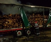 Un tir plin cu lemne a ars ca o torta in apropiere de Timisoara