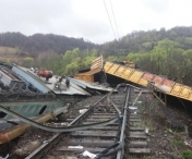Circulatia feroviara in Valea Jiului, intre Banita si Merisor, ramane inchisa pentru a treia zi consecutiv. Vagoanele rasturnate sunt ridicate de trenuri-macara