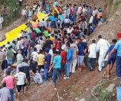 TRAGEDIE! Cel putin 27 de copii au murit dupa ce un autobuz scolar a cazut intr-o prapastie in India I VIDEO