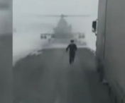 Scene incredibile, filmate in Kazahstan. Un elicopter militar a aterizat in mijlocul strazii fiindca pilotul se ratacise - VIDEO