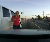 O soferita i-a luat fata la semafor dupa care a inceput sa faca semne obscene - VIDEO