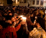 HRISTOS A INVIAT! Mii de timisoreni au luat lumina sfanta adusa de la Ierusalim