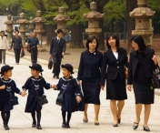 Educatia la japonezi: Copiii de 4 ani circula singuri cu metroul, nu suna nimeni la protectia copilului, elevii si profesorii fac curatenie in scoli. Mamele isi invata pruncii de mici sa-si RESPECTE semenii