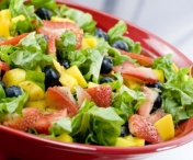 7 ingrediente pe care nu ar trebui sa le pui intr-o salata daca vrei sa slabesti 