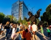 Statuile vivante, marioneta gigant, mimii și bufonii revin duminică în Iulius Town, în cadrul Check Art Festival