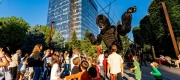 Statuile vivante, marioneta gigant, mimii și bufonii revin duminică în Iulius Town, în cadrul Check Art Festival