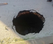 INCREDIBIL! Un crater urias s-a cascat pe o strada din Timisoara!
