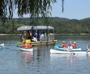 Se reiau plimbarile cu catamaranul pe Lacul Surduc. Sezon deschis pana la finalul lunii septembrie