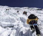 Elicopterele au inceput evacuarea alpinistilor blocati pe Everest