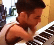 VIDEO / INCREDIBIL! Iata cum canta un tanar fara maini la pian. Clipul a devenit VIRAL pe internet