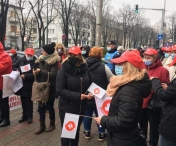 Zeci de angajați din sănătate protestează în stradă, la Timișoara