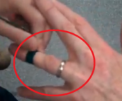 Cum poti scoate un inel BLOCAT pe deget! Nu te-ai fi gandit la metoda asta niciodata - VIDEO