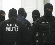 Arme albe, sticle incendiare si un pistol ridicate de politistii timiseni in urma unor perchezitii la doua familii de romi