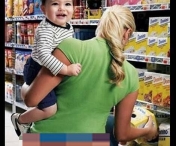 FOTO INCREDIBIL! Cum a fost surprinsa aceasta mamica la cumparaturi... Ramai uimit!