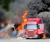SCENE SOCANTE pe autostrada Deva - Orastie. Un camion incarcat cu grau a ars in intregime