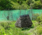 Lacul din Romania care seamana cu Marea Mediterana. Motivul pentru care apa are culorile spectaculoase