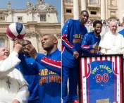 Papa Francisc a invatat sa invarta mingea de baschet pe deget - FOTO, VIDEO