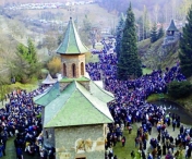 Peste 10.000 de credinciosi, in pelerinaj la Manastirea Prislop. Gigi Becali vrea sa ridice aici o biserica