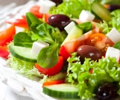 De ce este bine sa punem in salate lamaie sau otet? VIDEO