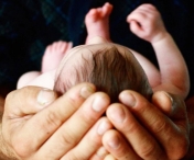 În Marea Britanie s-a născut primul bebeluș cu ADN de la trei persoane