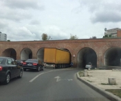 Un TIR a intrat în tunelul Bastionului Theresia din Timisoara, la un pas sa distruga un zid I FOTO