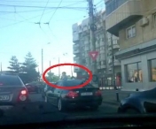 VIDEO - Parinti inconstienti la Timisoara! Cum au fost surprinsi doi copii intr-un BMW, pe strazile din municipiu