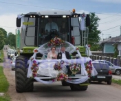 FOTO! INCREDIBIL cum au mers la nunta acesti tineri. Au dat limuzina pe o COMBINA AGRICOLA!