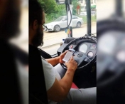 VIDEO INCREDIBIL! Soferul unui autobuz RATB, filmat cand se joaca pe telefon in timpul unei curse