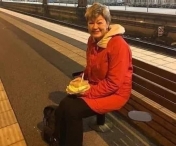  Imaginea de milioane! Ylva Johansson, ministrul Muncii din Suedia, surprinsă pe peronul gării în timp ce ia masa