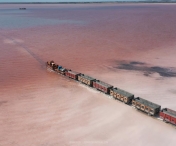 Lacul Burlinskoye din Siberia capătă, în fiecare vară, o nuanță intensă de roz