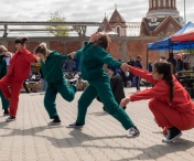 Între 22 și 25 mai 2023, artiștii din Dans Nomad duce dansul în patru cartiere din Timișoara