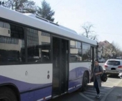 Autobuz STPT vandalizat de doi indivizi suparati pe sofer, intr-o localitate din Timis