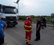 ACCIDENT grav la Arad: Un mort si doi raniti raniti dupa ce camioneta in care se aflau a cazut de pe un pod I FOTO