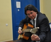 Primarul Timisoarei a postat pe Facebook o noua inregistrare cu el interpretand la chitara o compozitie proprie - VIDEO