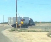 IMAGINI SOCANTE! Un camion ramane blocat pe calea ferata. Ce a urmat este INCREDIBIL (VIDEO)
