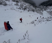 Alpinistul surprins de avalansa in Muntii Bucegi, cautat cu ajutorul cainilor special antrenati
