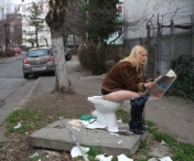 Protest SOCANT la Timisoara. O soprana s-a dezbracat in chiloti si s-a asezat pe o toaleta, in plina strada. Vezi de ce!