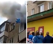 VIDEO CUTREMURATOR. Un tata disperat si-a aruncat copiii de la ultimul etaj al blocului in timpul unui incendiu. Este incredibil ce au facut oamenii de pe strada