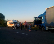 Accident grav in Suceava! O tanara a murit, iar prietenul ei e in stare grava dupa ce masina lor a fost loovita din spate de un autocar, dupa care a ricosat intr-un TIR