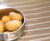 VIDEO - Iata un truc simplu pentru a curata cartofii fierti repede si fara efort