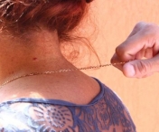   O femeie a fost deposedată, prin violență, de lănțișorul de aur pe care îl avea la gât, pe stradă