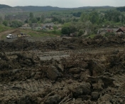 Sase gospodarii din judetul Valcea, evacuate in urma unei alunecari de teren