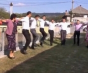 WOW! Te minunezi cand vezi cum danseaza sarba acesti tineri - VIDEO