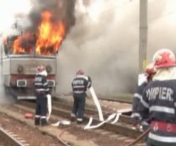 O locomotiva a unui tren a luat foc in mers