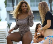 FOTO - Serena Williams se relaxeaza dupa eliminarea de la Roland Garros. Iata cum arata in costum de baie, la plaja