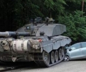 VIDEO - Ce s-a intamplat dupa ce o soferita a intrat cu masina intr-un ... tanc
