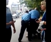 VIDEO SCANDALOS! Mai multi politisti INCATUSEAZA o femeie pentru ca a traversat strada ilegal! 