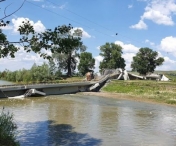 Tragedie pe raul Siret. Un pod s-a prabusit, iar zeci de masini au cazut sub daramaturi, in apa